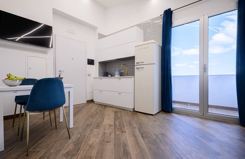Quarto Apartment | Cozy Villa In Bed Blue Suite with Scenic Balcony Views
