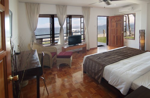 Dauin Resort | Relax at Villa in Blue with Pool and Ocean Views