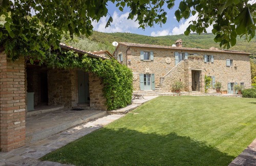 Cortona Villa | Elegant Villa in Cortona: 4 Bedrooms, Private Pool & Spa