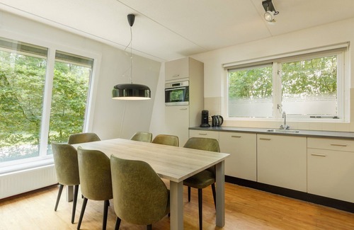 Bosgebied Hoenderloo House | Forest Villa Retreat in De Veluwe: Pet Friendly & Pool