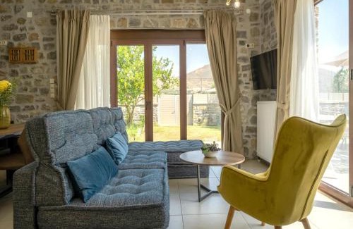 Monopari Villa | Villa in Koxare with Private Pool & Garden