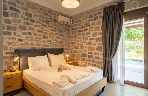 Monopari Villa | Villa in Koxare with Private Pool & Garden