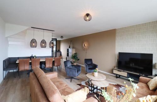Leons House | Inviting Holiday Home on Frisian Water with Garden Oasis
