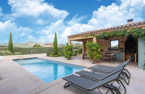 Malaucene Villa | Elegant Villa in Malaucène with Private Garden Retreat