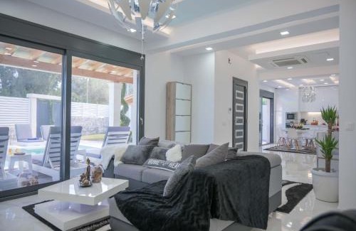 Notos Villa | Villa in Messonghi with Pool and Sea Nearby