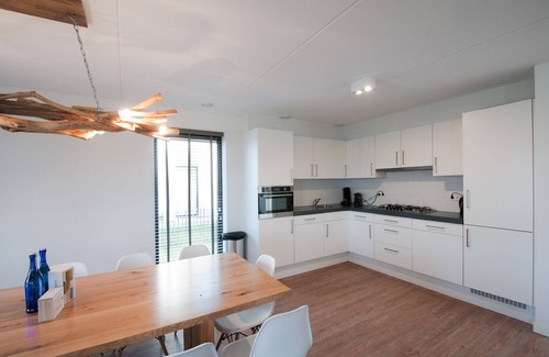 Tholen House | Modern Lodge with Kitchen and Breakfast Included