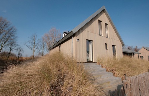Tholen House | Modern Lodge with Kitchen and Breakfast Included