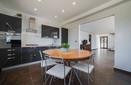Nissoria Villa | Discover Belvilla by OYO: Modern Villa with Pool in Nissoria