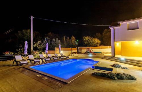 Nova Sela Villa | Elegant Villa in Omiš with Heated Pool & Exceptional Rating