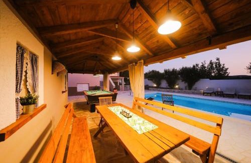 Pridraga Villa | Relaxing Villa in Pridraga with Pool & Jacuzzi for 5