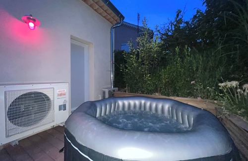 Malemort-du-Comtat Villa | Villa in Provence Swimming pool and SPA