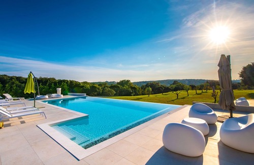 Vintijan Villa | Elegant Villa in Pula with Pool, Sauna & Pet-Friendly Perks