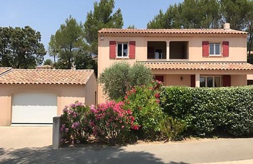 Saumane-de-Vaucluse Villa | Serene Villa in Saumane de Vaucluse with Garden & Pool