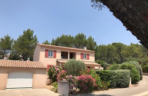 Saumane-de-Vaucluse Villa | Serene Villa in Saumane de Vaucluse with Garden & Pool
