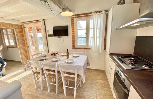 Pomarance Villa | Sunlit Villa with Pool & Spa for Families and Friends