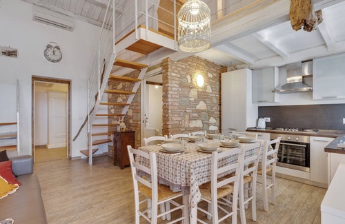 Pomarance Villa | Sunlit Villa with Pool & Spa for Families and Friends