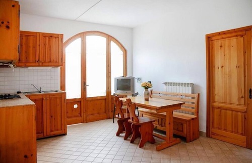 Giugnano Apartment | Villa in Tuscany with Vineyard Views