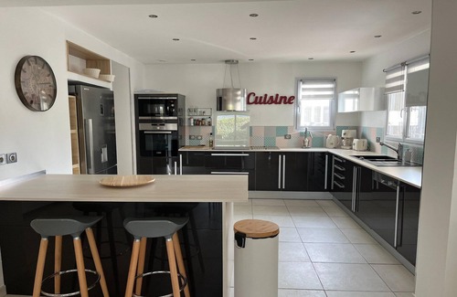 Vidauban House | Inviting Holiday Home with Private Pool and Family Amenities
