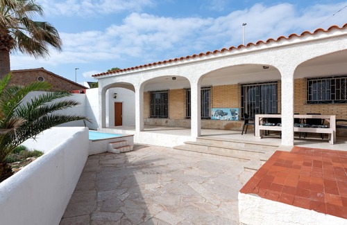 Vinaros House | Cozy Belvilla by OYO Cupedo with Oceanfront Pool Access