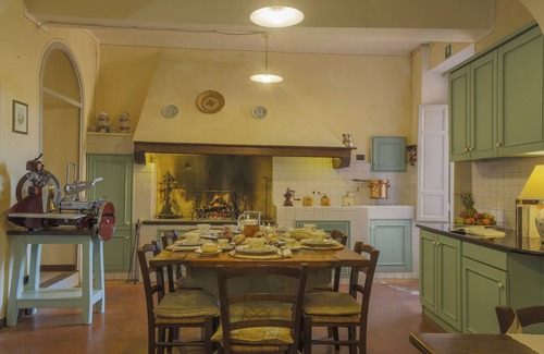 Pistoia Villa | Elegant Villa in Pistoia: 6 Bedrooms, Pool & Family Friendly