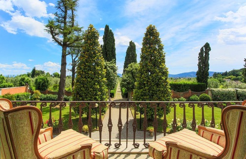 Pistoia Villa | Elegant Villa in Pistoia: 6 Bedrooms, Pool & Family Friendly