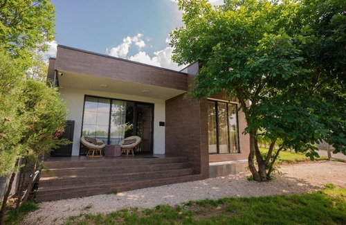Telavi Villa | Cozy Villa Ipanema: Family-Friendly with Breakfast Included