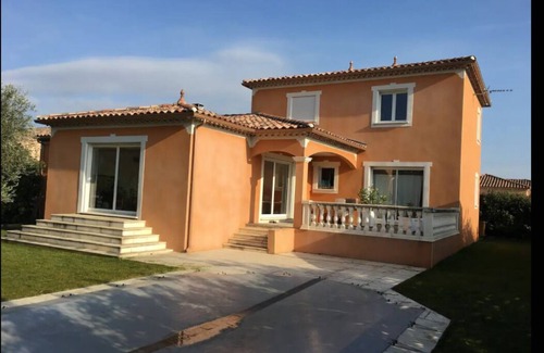 Lapalud Villa | Inviting Villa with Pool: Family-Friendly Retreat