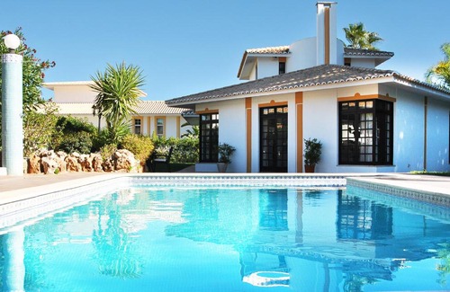 Vale do Garrao Villa | Relaxing Villa Isa Joe with Ocean View & Pool Amenities