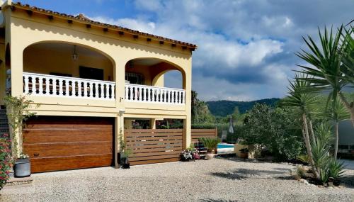 Alzira House | Relax at Villa Isabelle: 4-Star Oceanfront Getaway