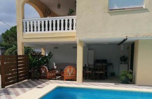 Alzira House | Relax at Villa Isabelle: 4-Star Oceanfront Getaway