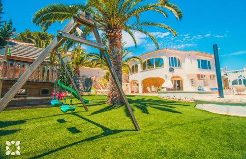 La Canuta Villa | Elegant Villa Isabel with Oceanfront Pool & Family-Friendly Perks