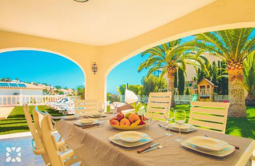 La Canuta Villa | Elegant Villa Isabel with Oceanfront Pool & Family-Friendly Perks