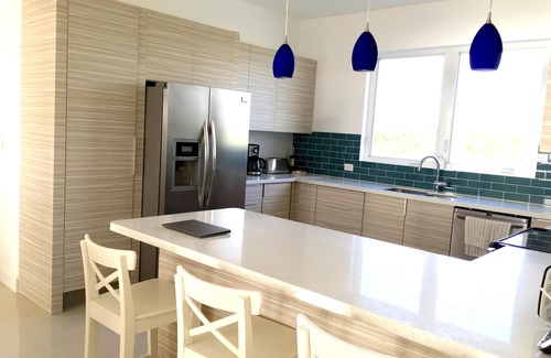Cockburn Town Villa | Discover Villa Isoela - Beachfront Paradise with Pool & Spa