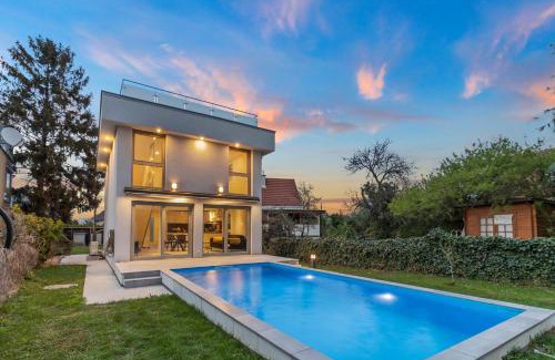 Simmering Villa | Discover Villa Jäger: Poolside Retreat in Vienna