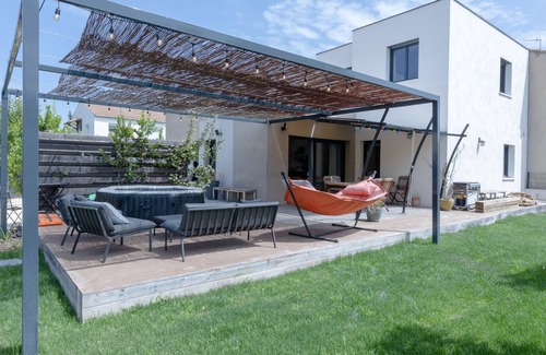 La Pompignane Villa | Family-Friendly Villa with Jacuzzi in Montpellier