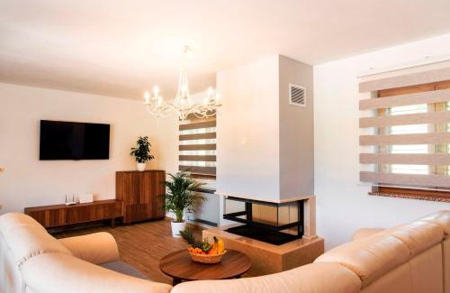 Nedescina House | Discover Villa Jadran: 4-Star Hotel with Pool & Kitchen