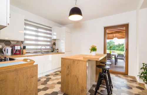 Nedescina House | Discover Villa Jadran: 4-Star Hotel with Pool & Kitchen