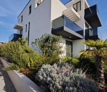 Rogoznica Hotel | Discover Villa Jane Inn: Oceanfront Oasis with Pool Access