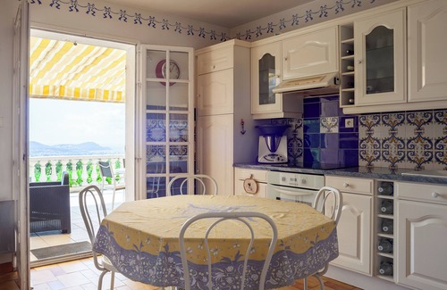 La Cadiere-d'Azur Villa | Villa 'Jas De Clare': Oceanfront Retreat with Modern Amenities