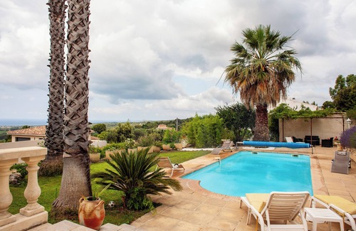 La Cadiere-d'Azur Villa | Villa 'Jas De Clare': Oceanfront Retreat with Modern Amenities