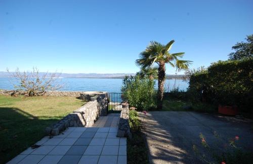 Vantacici House | Villa Jazz: Family-Friendly Retreat with Ocean Views