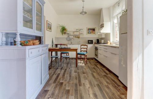 Laon House | Villa Jeannot: Ideal Family Retreat with Garden