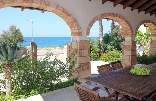 Posto Rosso Villa | Oceanfront Villa Jinette: Guest Rated 9.4/10 with Pool