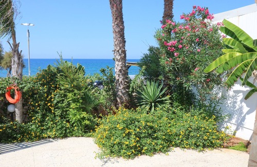 Posto Rosso Villa | Oceanfront Villa Jinette: Guest Rated 9.4/10 with Pool