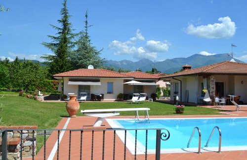 San Felice del Benaco Bed & Breakfast | Villa Josephine: Oceanfront Haven with Pool and Breakfast