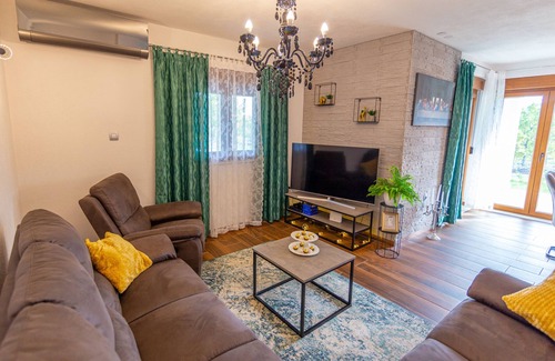 Velika Cista Villa | Guest Rated 10/10! Villa Josip with Pool & Lake View