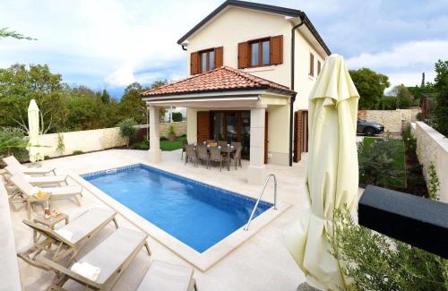 Rasopasno Villa | Villa Julija: Family-Friendly Retreat with Pool and Pets Allowed