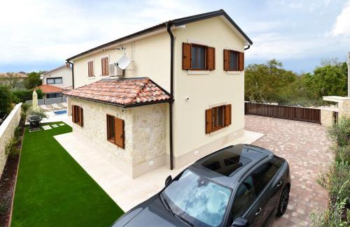 Rasopasno Villa | Villa Julija: Family-Friendly Retreat with Pool and Pets Allowed