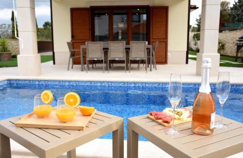Rasopasno Villa | Villa Julija: Family-Friendly Retreat with Pool and Pets Allowed
