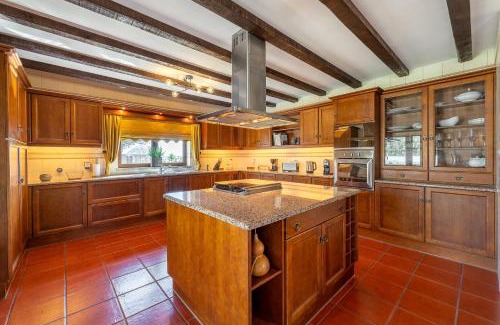 Usseira Villa | Villa Junceira: Oceanfront Escape with High Guest Ratings